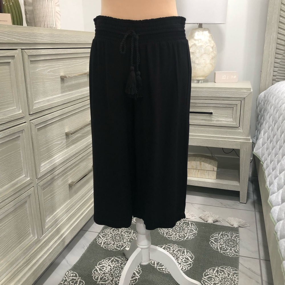 INC International Concepts Black Capris